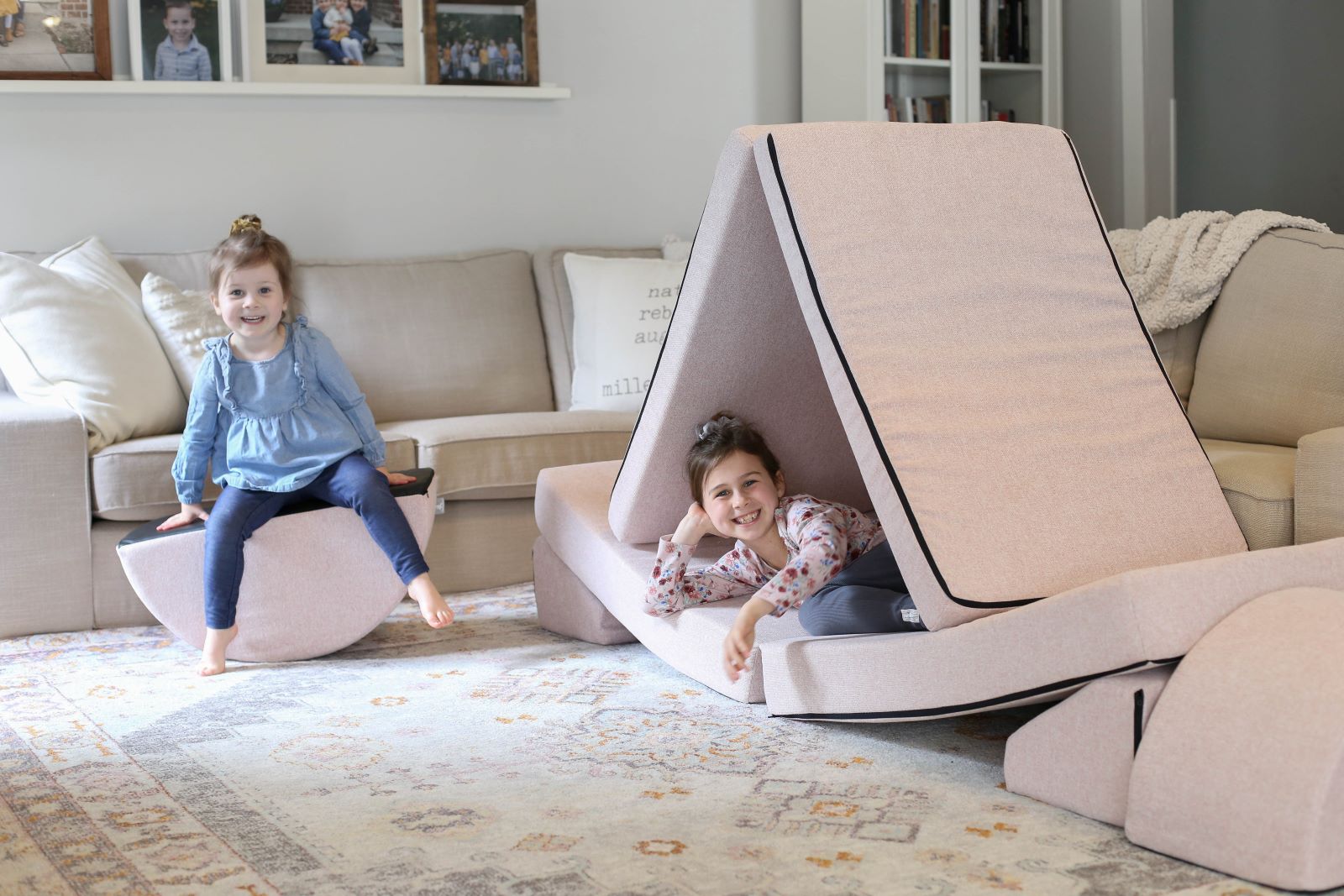 Lifestyle photo of two girls playing on a Foamnasium Blush Blocksy+