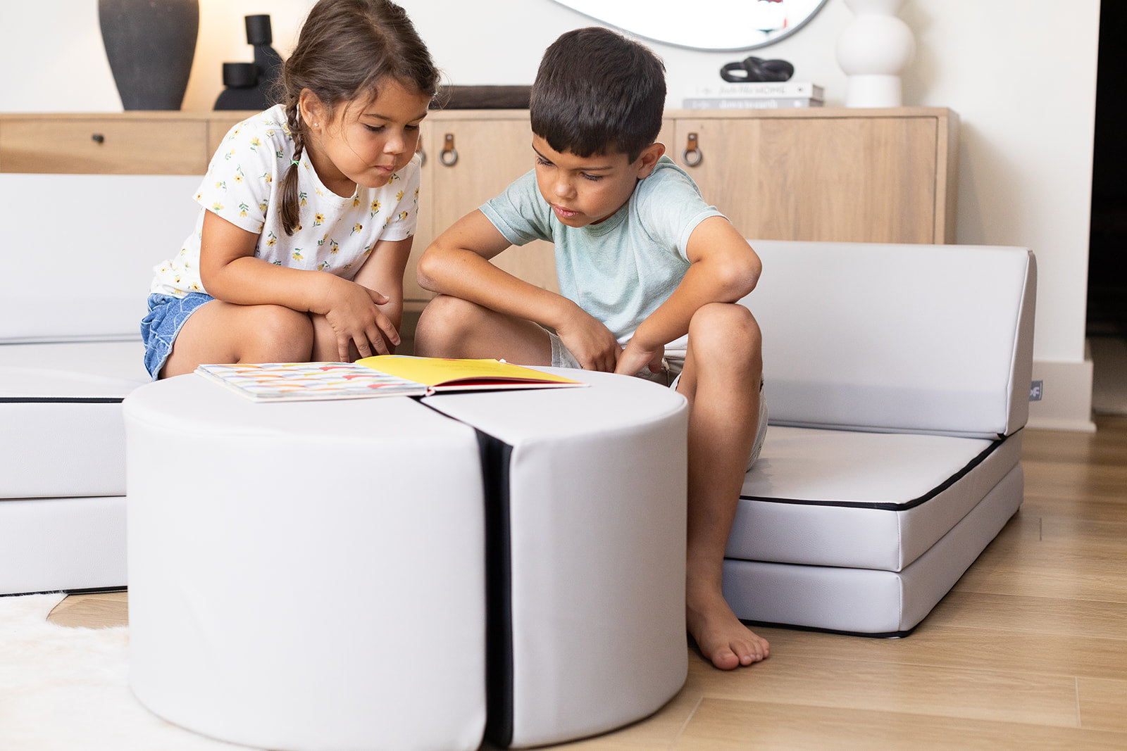 Lifestyle photo of two kids reading and sitting on the Foamnasium Blocksy+